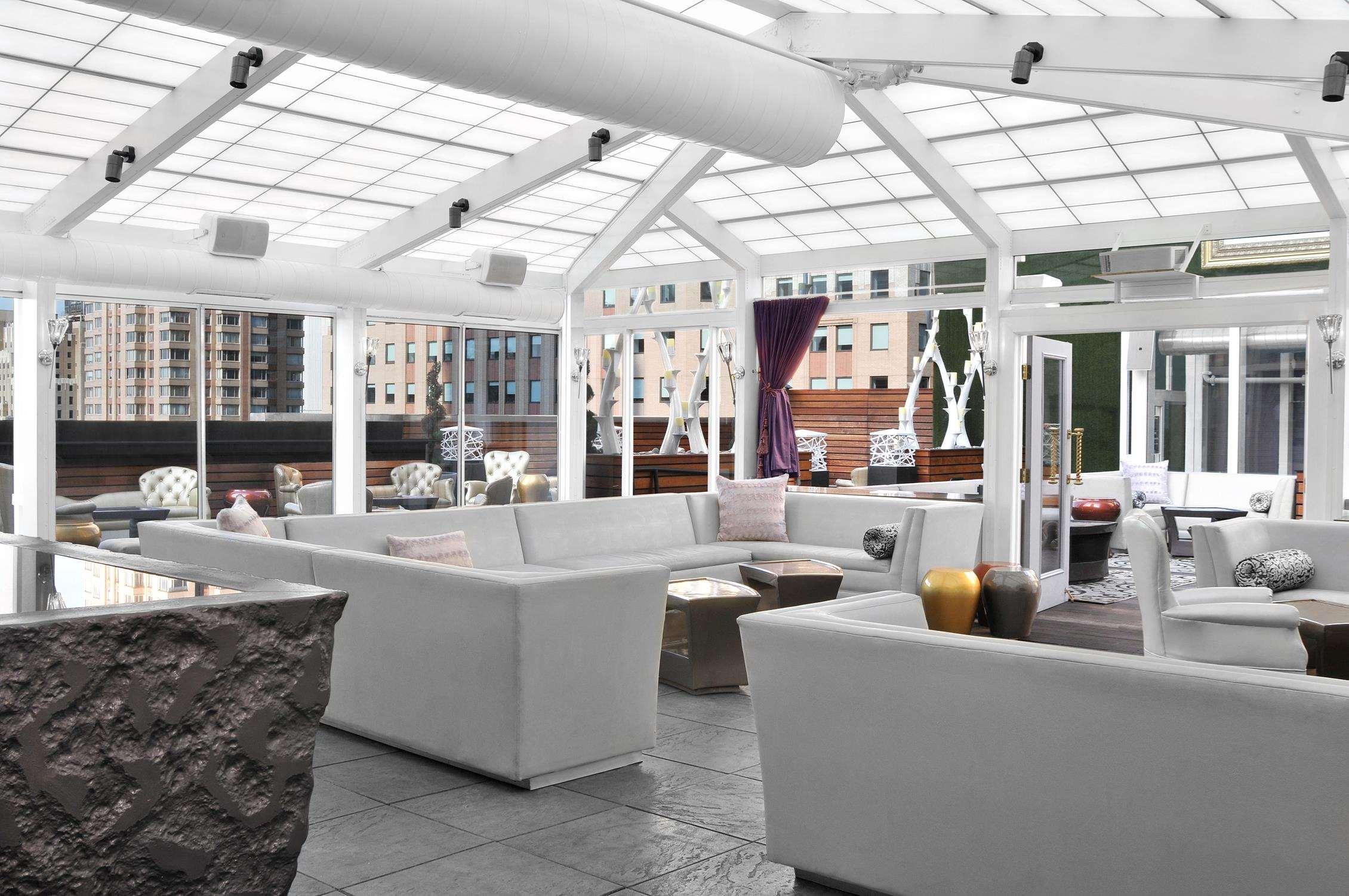 Hotel Kimpton Theta New York - Times Square By Ihg Exteriér fotografie The interior of the Sky Bar