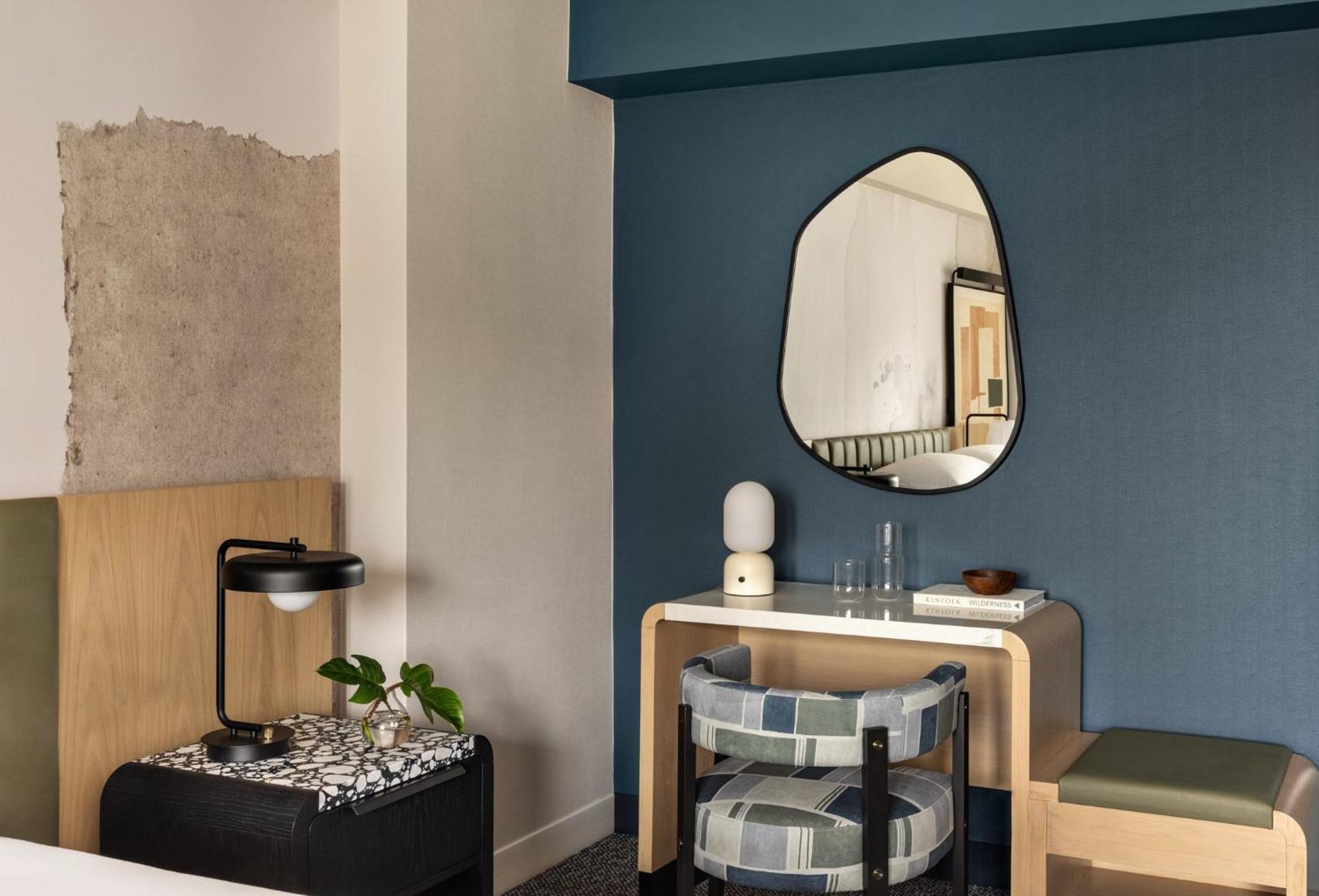 Hotel Kimpton Theta New York - Times Square By Ihg Exteriér fotografie A mirror in a home