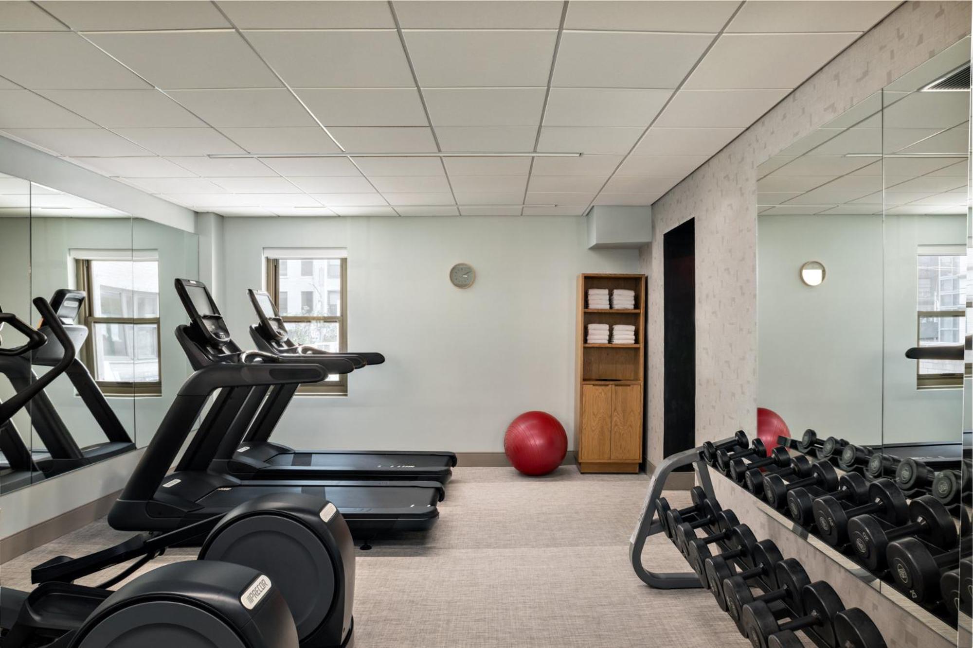 Hotel Kimpton Theta New York - Times Square By Ihg Exteriér fotografie The gym at The Standard East Village