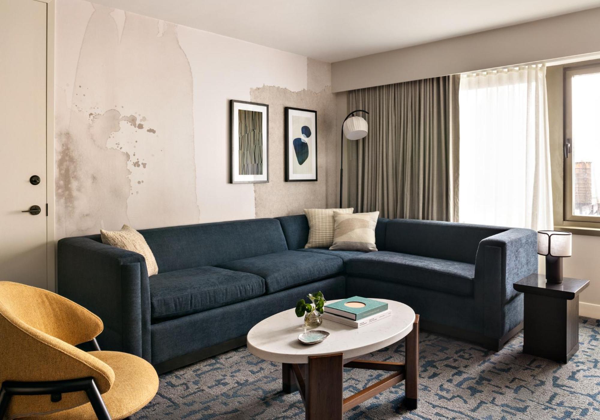 Hotel Kimpton Theta New York - Times Square By Ihg Exteriér fotografie A living room at the Hotel Commonwealth