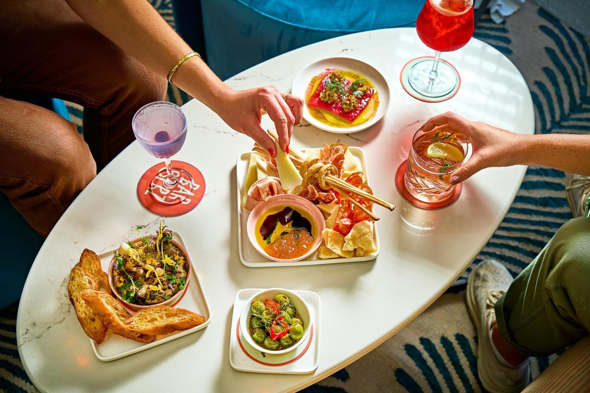 Hotel Kimpton Theta New York - Times Square By Ihg Exteriér fotografie A selection of tapas