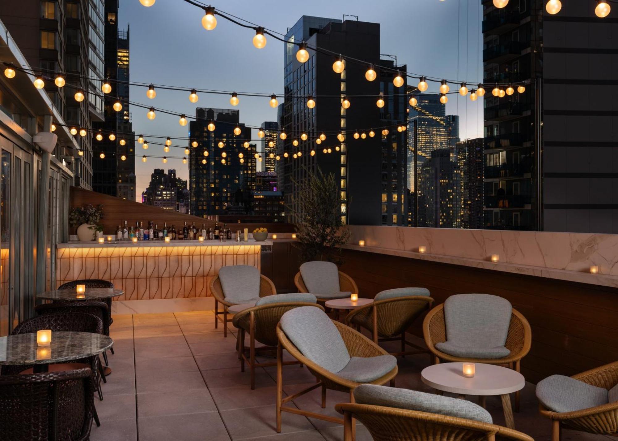 Hotel Kimpton Theta New York - Times Square By Ihg Exteriér fotografie The rooftop bar at the Standard East Village