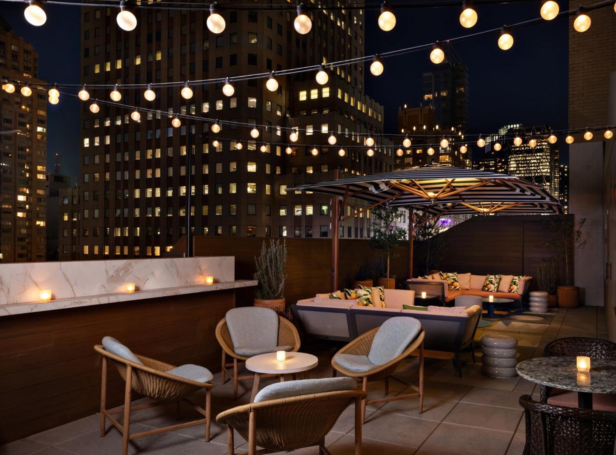 Hotel Kimpton Theta New York - Times Square By Ihg Exteriér fotografie The rooftop bar at the Standard East Village