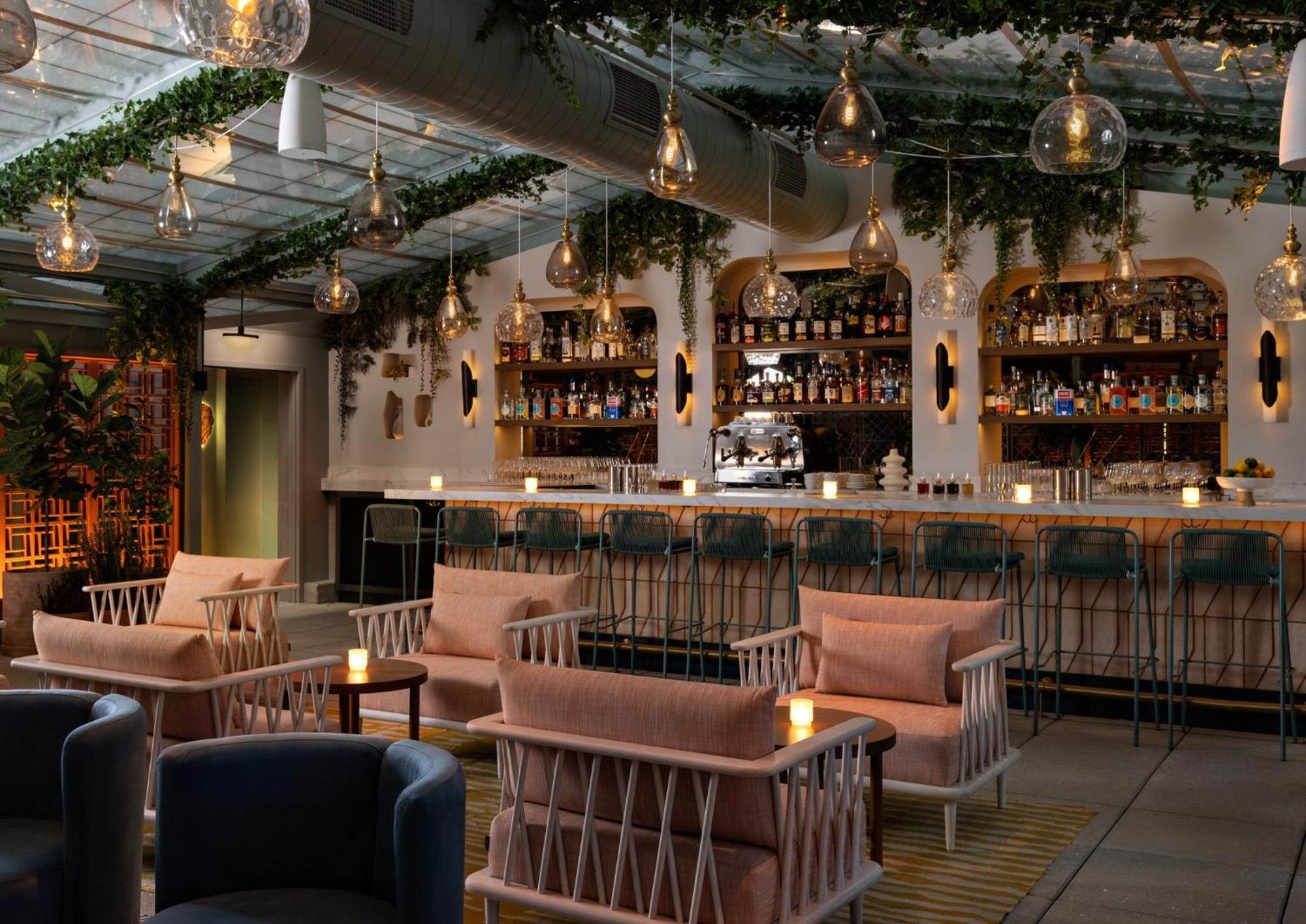 Hotel Kimpton Theta New York - Times Square By Ihg Exteriér fotografie The bar at the 100 Queen's Gate